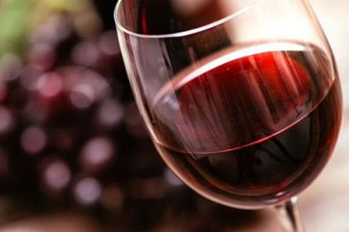 Rượu vang nho thích hợp cho cả đối tượng là phụ nữ, trong các bữa tiệc sang trọng