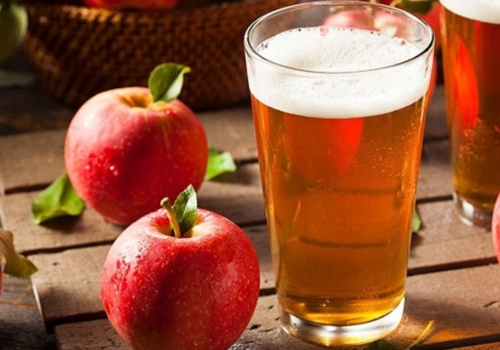 cách gọt táo không bị thâm bằng bia